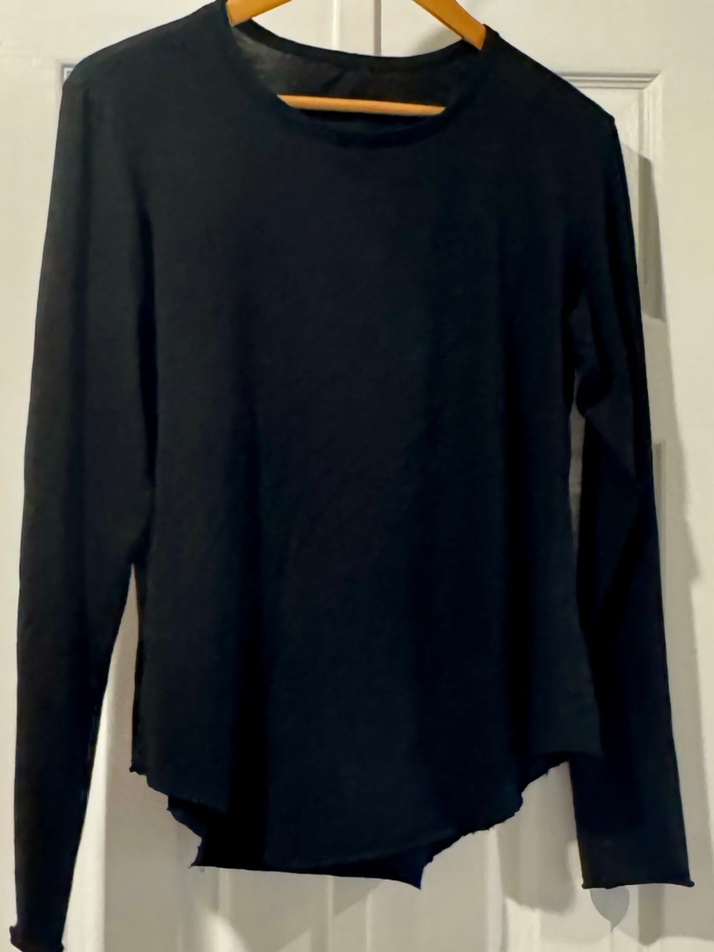 Frank & Eileen Black L/S Raw Shirttail Hem Tee - M - LIKE NEW